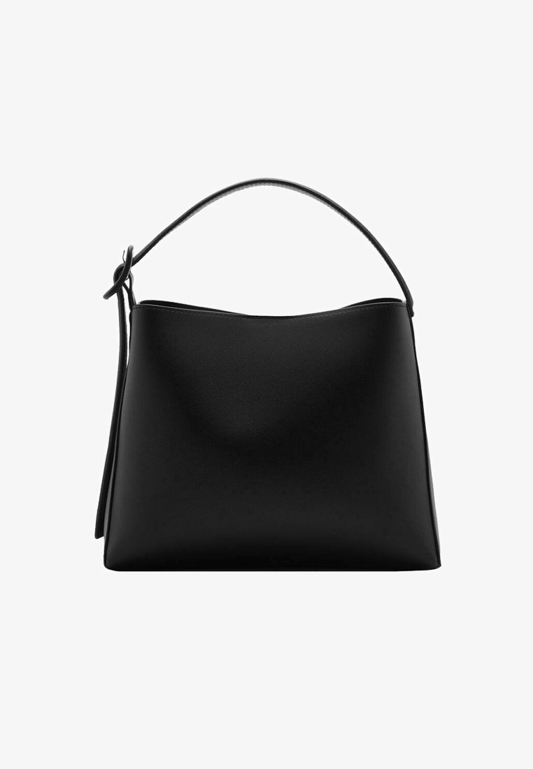 Borsa a mano in pelle nera con texture liscia, design minimalista e un'unica maniglia arrotondata. La forma della borsa è trapezoidale e non presenta hardware visibile.