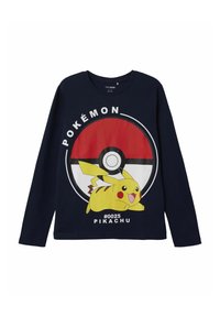 Hosszú ujjú, tengerészkék pamut póló, nagy Pikachu grafikával és Poké Balla mintával, fehér és piros kiegészítőkkel és szöveggel.