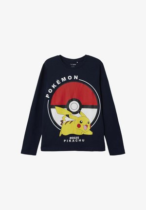 Navy blauwe katoenen T-shirt met lange mouwen, voorzien van een grote Pikachu-afbeelding en een Poké Ball-ontwerp, met witte en rode accenten en tekst.