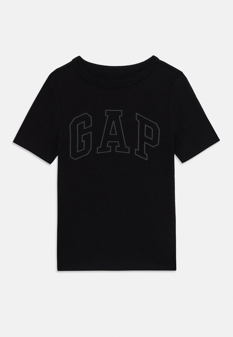 Camiseta de algodón negra de manga corta y cuello redondo, con la palabra "GAP" en letras gruesas en la parte frontal en un tono más oscuro.