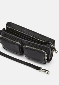 Billetera de piel negra con múltiples bolsillos con cremallera, textura suave y herrajes en plata. Incluye una correa desmontable para llevarla.