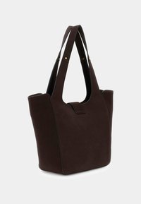 Borsa tote in camoscio marrone con due lunghi manici, forma rettangolare, design minimalista e chiusura frontale a linguetta. Arricchita da dettagli in metallo dorato.