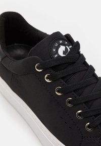 Kurt Geiger London Tenisky - black