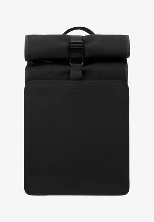 Sac à dos noir à ouverture roulante avec poche avant à rabat et fermeture à boucle, conçu pour un usage quotidien et un rangement sécurisé.