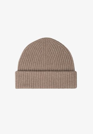 Bonnet en tricot côtelé marron avec un revers, texture douce et sommet arrondi, conçu pour la chaleur et le confort.