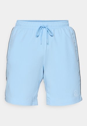Lyseblå shorts laget av glatt stoff, med elastisk midje og snor, samt svarte sidestriper. Logo nederst til venstre.