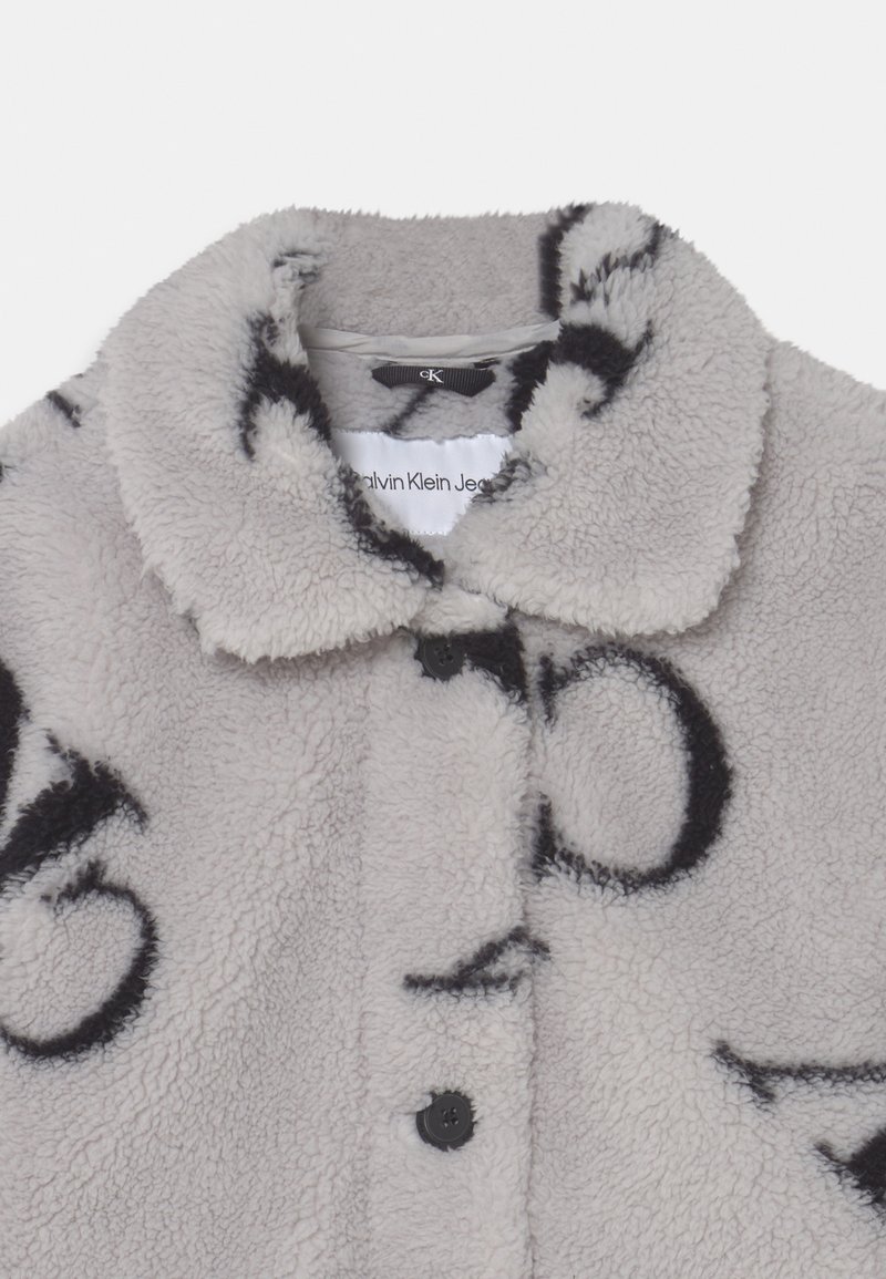 Descubrir 39+ imagen calvin klein teddy coat Thptnganamst.edu.vn