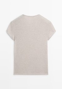Beige korte mouw T-shirt met ronde hals, platliggend vanaf de achterkant afgebeeld, met een eenvoudig en strak ontwerp zonder zichtbare logo's of patronen.