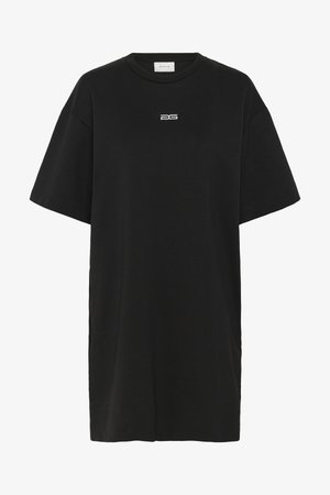 Camiseta preta com corte folgado, mangas curtas, gola redonda e um pequeno logótipo bordado em branco no peito. Material de algodão suave.