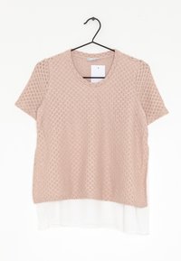 Helles rosa kurzärmliges Strickoberteil mit strukturiertem Diamantmuster, runder Ausschnitt und geschichtetem weißem Saumdetail. Hängt an einem schwarzen Haken.