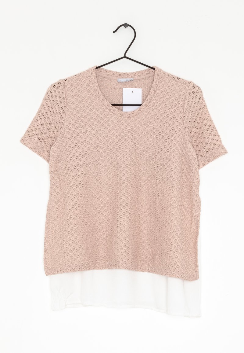 Helles rosa kurzärmliges Strickoberteil mit strukturiertem Diamantmuster, runder Ausschnitt und geschichtetem weißem Saumdetail. Hängt an einem schwarzen Haken.