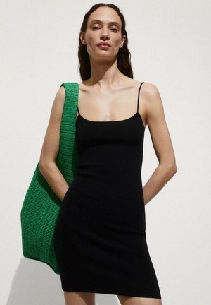 Čierne bodycon šaty s tenkými ramienkami, vyrobené z hladkého materiálu. Skombinované s textúrovanou, oversized zelenou tkanou taškou.