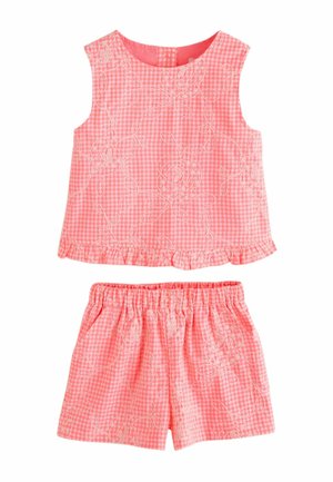 Ärmelloses rosa kariertes Oberteil und Shorts mit elastischem Bund, weiße Blumenstickerei und Rüschensaum am oberen Saum.