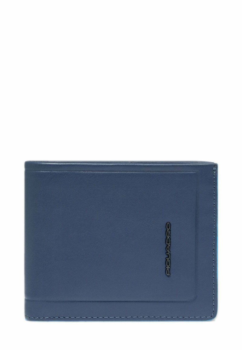 Blauwe lederen bi-fold portemonnee met subtiele stiksels en een klein, verticaal zwart "Piquadro" logo aan de voorkant rechts onderin.