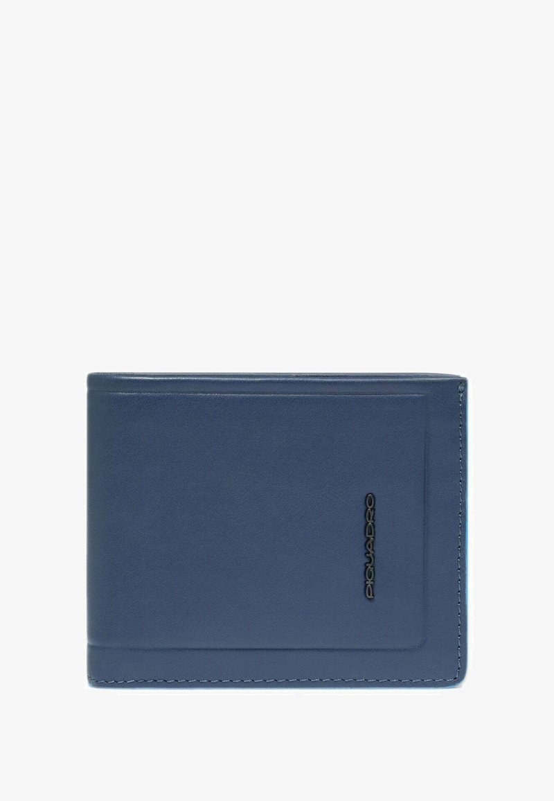 Blauwe lederen bi-fold portemonnee met subtiele stiksels en een klein, verticaal zwart "Piquadro" logo aan de voorkant rechts onderin.