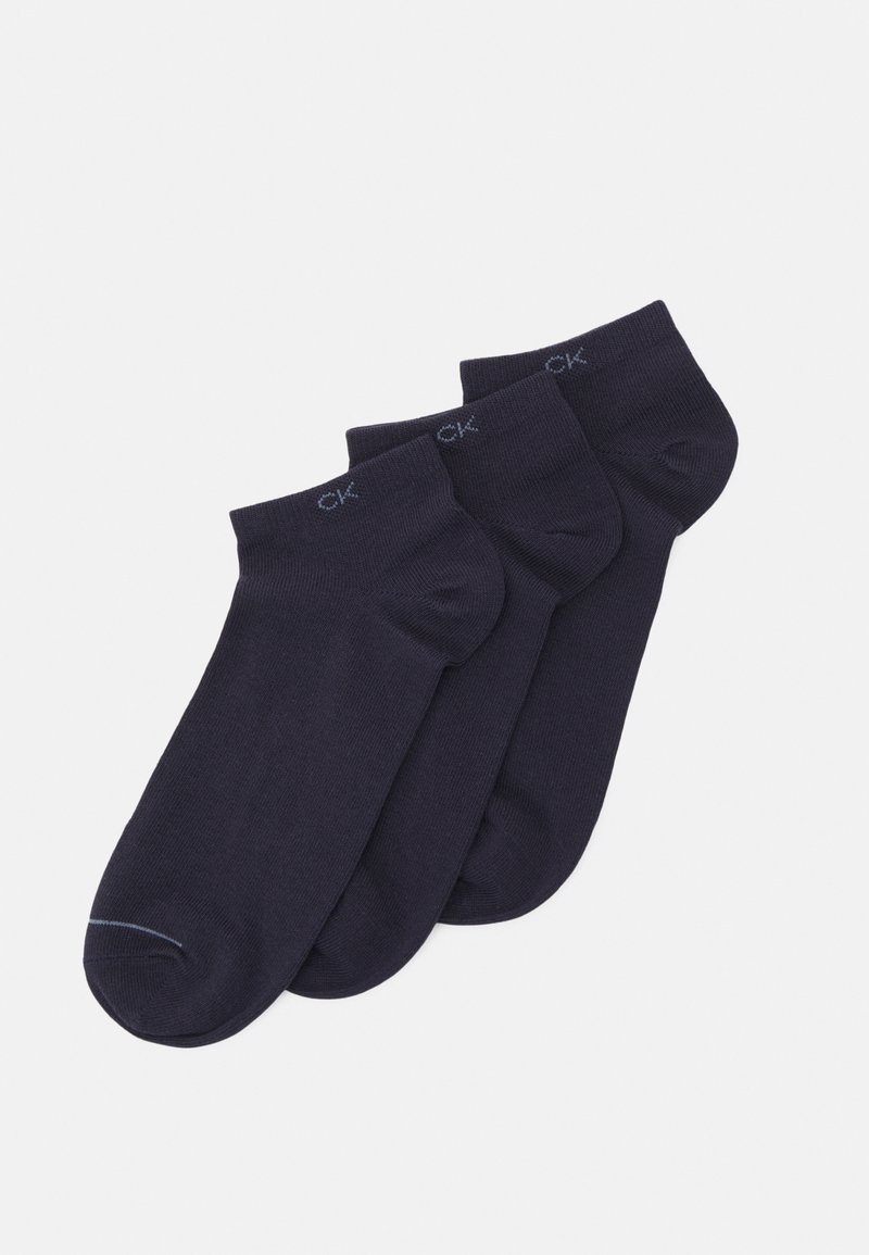 Trīs pāri potīšu zeķu tumši jūras zilā krāsā, kas izgatavotas no gluda, elastīga materiāla. Katram pārim ir diskrēts logotips tuvu potītei.