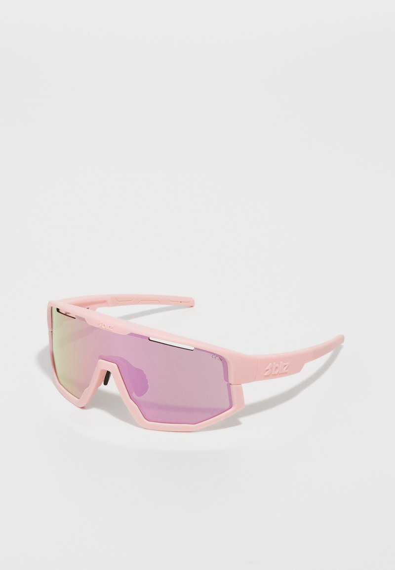 Ochelari de soare roz cu un design robust și unghiular. Lentile mirror violet cu accente argintii pe ramă. Material ușor și formă în jurul feței.