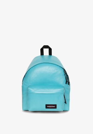 Tyrkysový batoh Eastpak z hladké látky, s kulatým tvarem, přední kapsou na zip a černým horním úchopem.