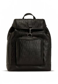 Mustast nahast seljakott reljeefse mustri, ülaosa klapi ja eesmine lukuga taskuga. Omab metallist klambrit ja reguleeritavaid õlarihmasid.