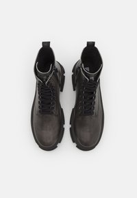 Steve Madden TANKER-M - Šněrovací kotníkové boty - dark grey/black