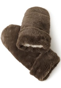 Brūni mākslīgie kažoku cimdi ar mīkstu, pūkainu tekstūru, ar aproci un noapaļotu formu, kas izstrādāti siltumam un komfortam.