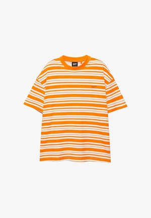 Orange og hvide vandrette stribede kortærmede t-shirt med rund halsudskæring og lille broderet logo på brystet.
