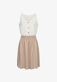 Vestido sin mangas con un corsé blanco que cuenta con tres botones y una falda beige fruncida. El material parece ligero y tiene una textura suave.