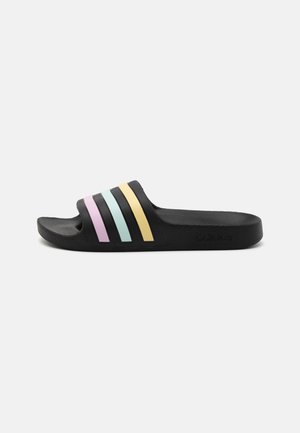 Zwarte slidesandaal met drie horizontale strepen in pastelkleuren (roze, blauw, geel) over de band en een gestructureerde zool.
