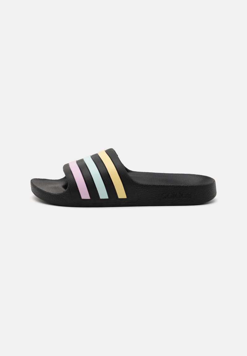 Schwarze Rutschsandale mit drei horizontalen Streifen in Pastellfarben (rosa, blau, gelb) über dem Riemen und strukturiertem Sohlen.