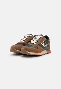 Sneakers marroni e blu navy realizzati in materiali scamosciati e tessili. Presentano lacci beige, dettagli arancioni e un pannello laterale con motivo.