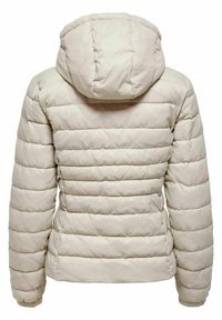 Polstret beige jakke med hette, med quiltede horisontale striper, elastiske mansjetter og en glatt, skinnende tekstur.