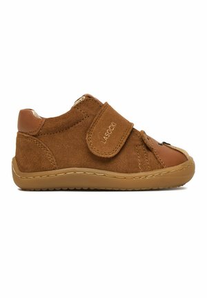 Brązowy dziecięcy sneaker z panelami z zamszu i skóry, regulowany pasek na rzep z napisem „LASOCKI” oraz elastyczna gumowa podeszwa.