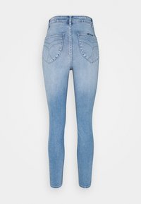 Jeans azul skinny com cintura alta, apresentando dois bolsos traseiros com um design costurado e uma textura de lavagem clara e limpa.