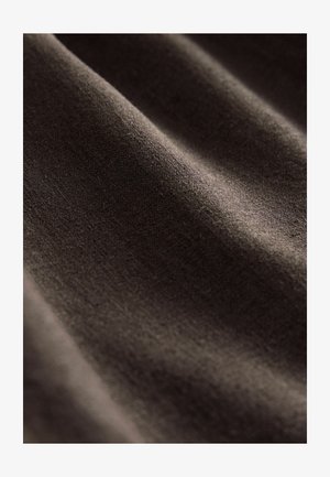 Dunkelbrauner Stoff mit einer glatten, strukturierten Oberfläche, der subtile Falten und ein weiches, mattes Finish aufweist. Ideal für verschiedene textile Anwendungen.