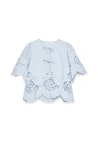 Lichtblauwe blouse met een scalloped zoom en kantdetails. Beschikt over een knoopsluiting aan de voorkant en uitlopende mouwen. Zachte stof en intricat patroon.