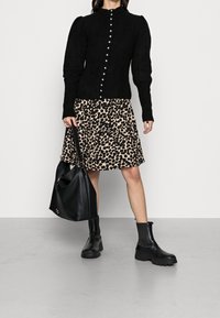 Gestuz Strickjacke - black