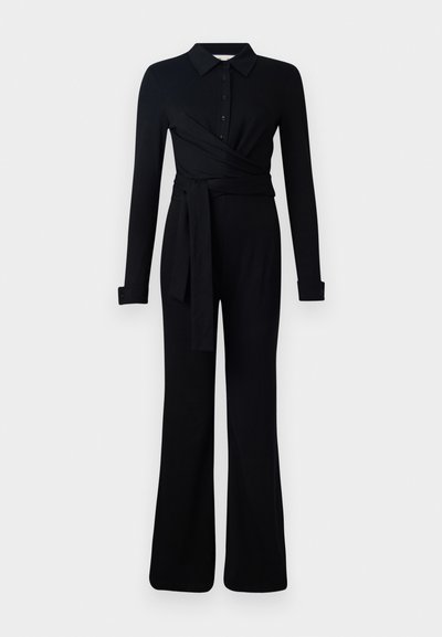 Combinaison noire à manches longues avec col, fermeture à boutons, design enveloppant et ceinture à nouer à la taille. Fabriquée en tissu doux et extensible.