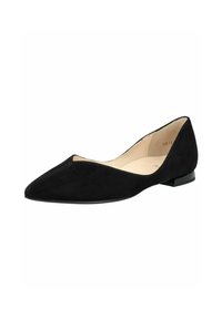 Scarpa piatta nera in suede con punta affusolata e tacco basso, caratterizzata da un design a taglio lungo i lati e un interno beige liscio.