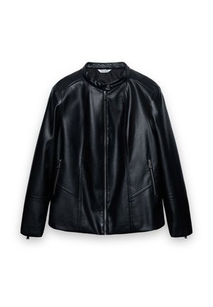 Czarna kurtka z sztucznej skóry z przednim zamkiem błyskawicznym, kieszeniami bocznymi na suwak oraz kołnierzem zapinanym na zatrzaski na białym tle.