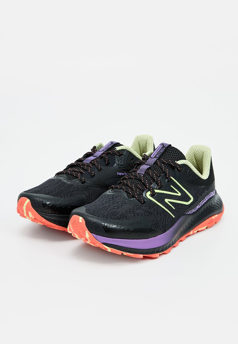 Scarpe da corsa nere con accenti gialli, tomaia in rete, suola intermedia viola e suola esterna arancione vivace; presentano lacci testurizzati e logo.