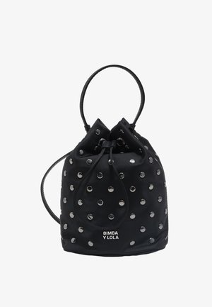 Czarna torba typu bucket z satyny z metalicznymi ćwiekami, z zamknięciem na ściągacz i plecionym uchwytem. Na froncie znajduje się tekst z logo.