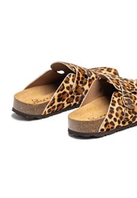 Sandalias slip-on con estampado de leopardo, con plantilla de corcho contorneada y correa ajustable que presenta una hebilla metálica. Patrón texturizado en el material superior.