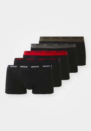 Set aus fünf Boxershorts in Schwarz und dunklen Farbtönen, mit elastischen Taillenbünden und kontrastierenden Logos in Weiß, Rot und Grün.