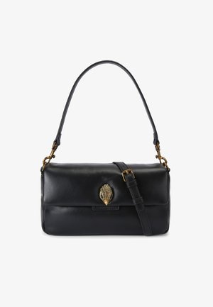 Bolso de hombro de cuero negro con un cierre ornamental dorado con forma de mano y una correa ajustable con hebilla y cierres dorados.