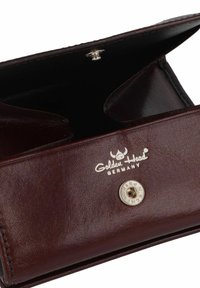 Portefeuille en cuir marron avec une texture lisse, doté d'une fermeture à bouton-pression et d'un logo embossé "Golden Head GERMANY" à l'avant.