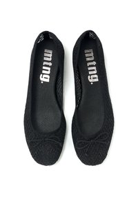 Ballerines en textile noir avec une tige en maille à motif diamant, bout rond et un petit nœud sur le devant. L'intérieur comporte une semelle texturée.