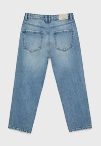 Vaqueros rectos de color azul claro vistos desde atrás, con dos bolsillos traseros y una etiqueta de marca blanca en la cintura.