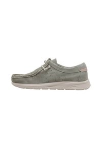 Zapato de ante gris con punta redondeada, perforaciones para transpirabilidad, suela de goma y detalle de cordones en la parte delantera. Panel en el talón con acento.