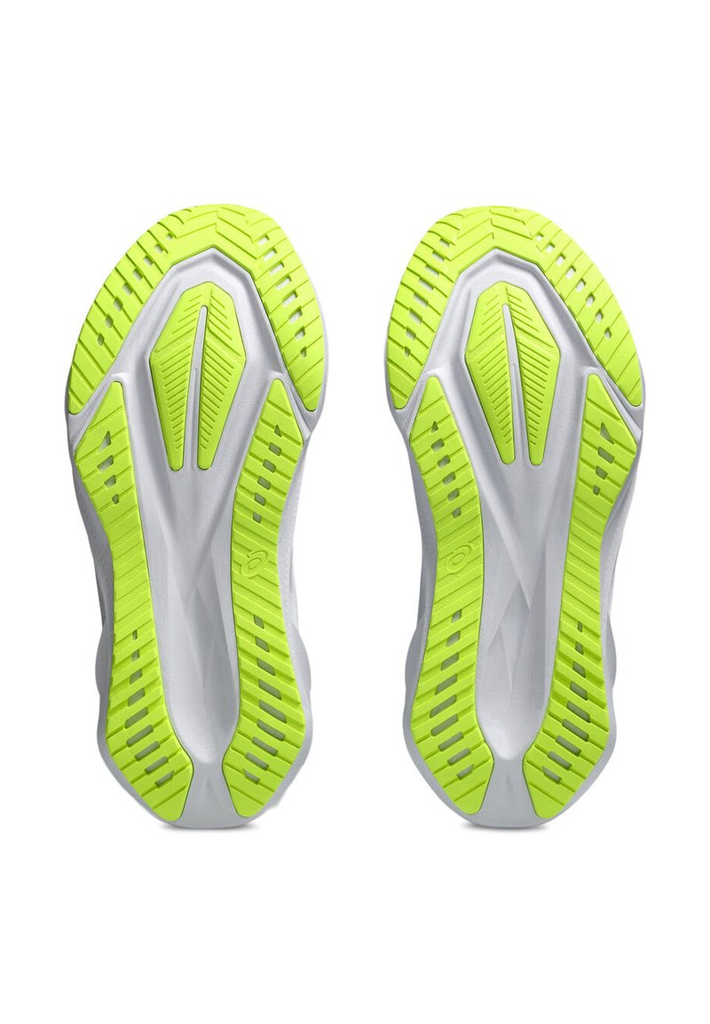 Laufschuhe mit weißen Sohlen und neongelben Gummisohlen. Ausgestattet mit Traction-Mustern und Rillen für Grip und Flexibilität.