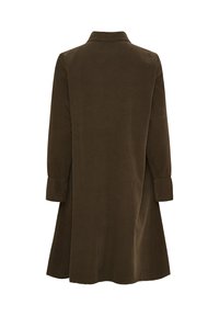 Brun kordflöjelsklänning med krage och långa ärmar, med knappade manschetter och en något utsvängt nederkant. Slät yta, minimal detaljering.
